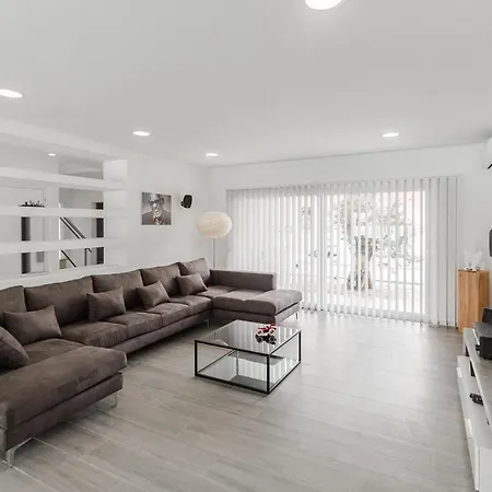 Chill House, Luxury With Jacuzzi And Private Swimming Pool